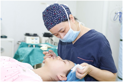 取2%利多卡因适量涂抹在脸局部浸润麻醉,显效后沿画线进行切开