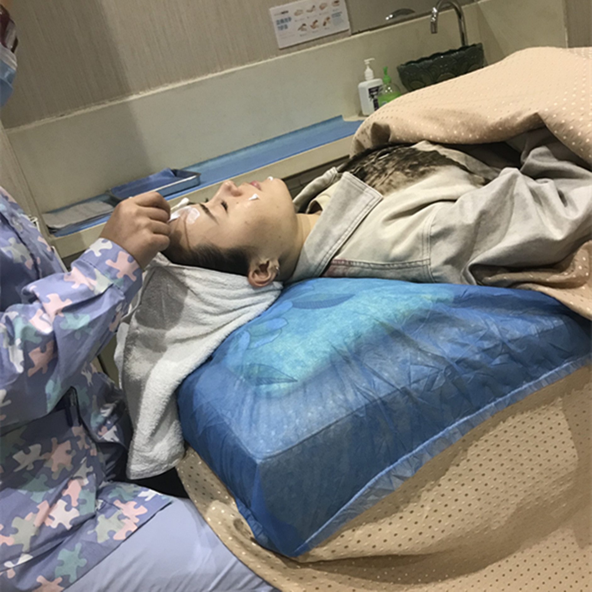 敷麻药,避免在治疗过程中产生不适,时间大概半小时.