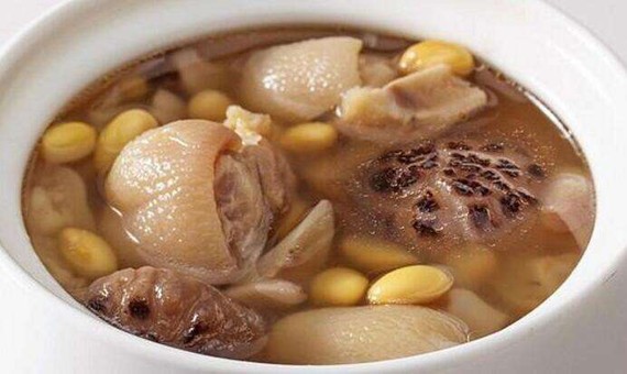 你好!隆鼻手术后,受术者最好保持饮食清淡,避免