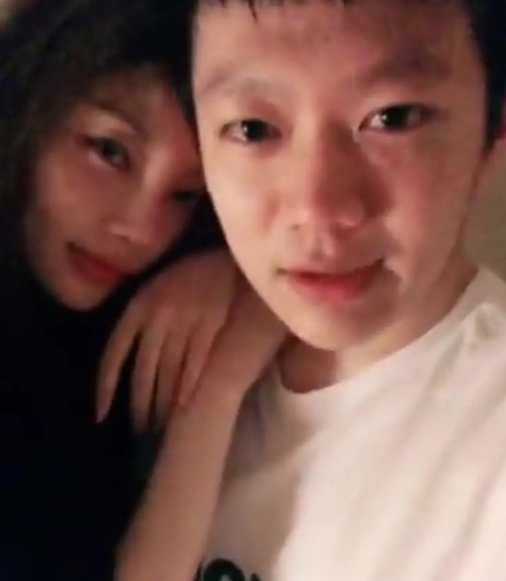 pgone和李小璐官宣了自爆多个情侣装接吻视频