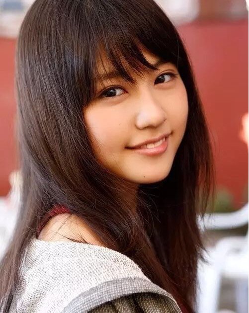 肉嘟嘟的婴儿肥让她显得脸略微有一点大.