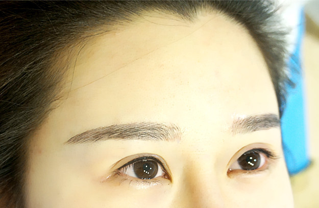 个月前在我们傲婷美半永久中心刚做完韩式半永久根状眉的照片~~~这张
