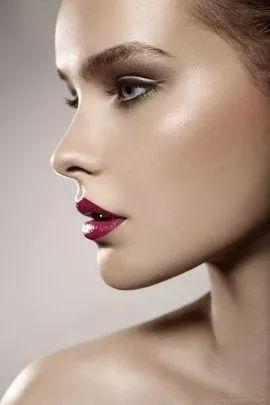 其实,一个完美的下巴,  #还要具备的6大美学标准#①长度:面部三庭标准