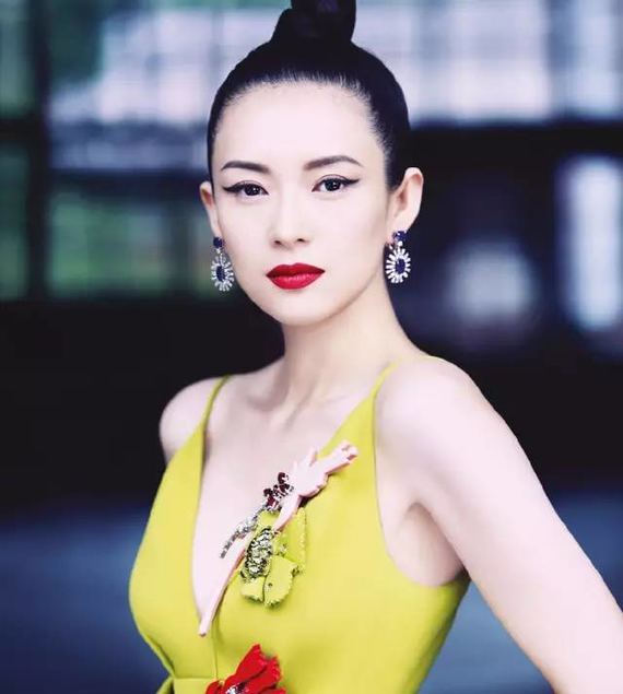 想要中和下颌骨的瑕疵,最好的办法是辅以远心眉做修饰,通过拉大眉毛的