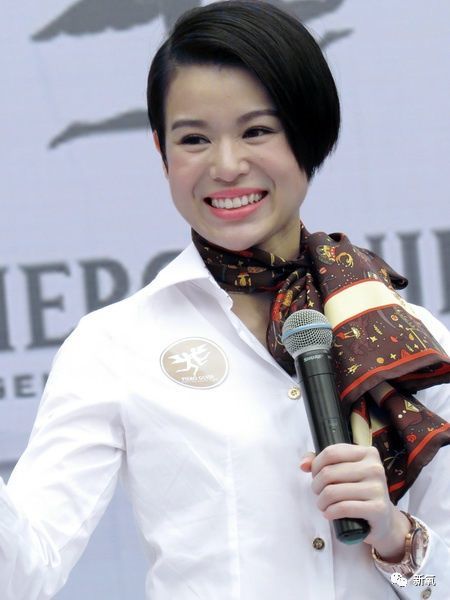 而正儿八经的印第安纹是下面这样的,感觉从颧骨上方将脸劈开.