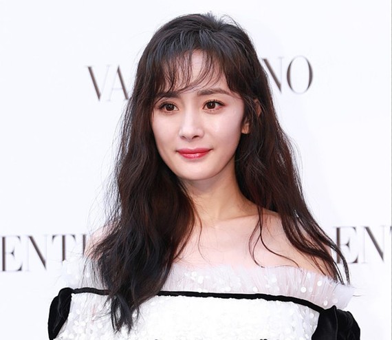 要说起来呢,这还是近几年流行的减龄神器空气刘海.