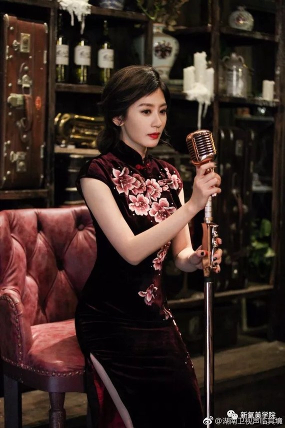 最近剪刘海有点失败的还有贾静雯,今年44岁的她,一直都是被大家称为