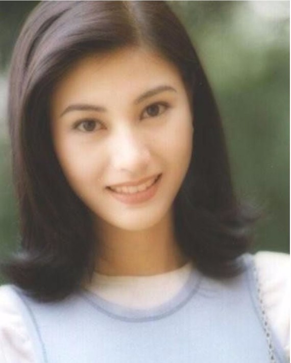 这些特征组合就让她在很年轻的时候,就看起来是个沉稳有手段的美女.