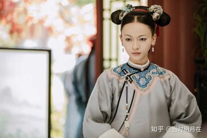 对比宫女时期的剧照,身材妆容气质都体现了不好惹的特点.