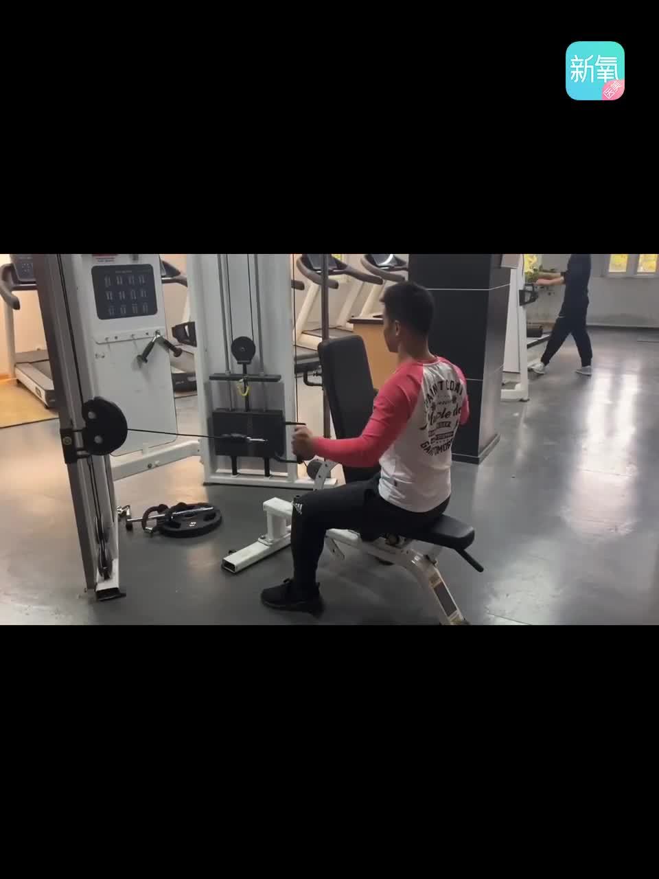 龙门架坐姿划船,坐在凳子上,双手握住把手,核心收紧_圈子-新氧美容