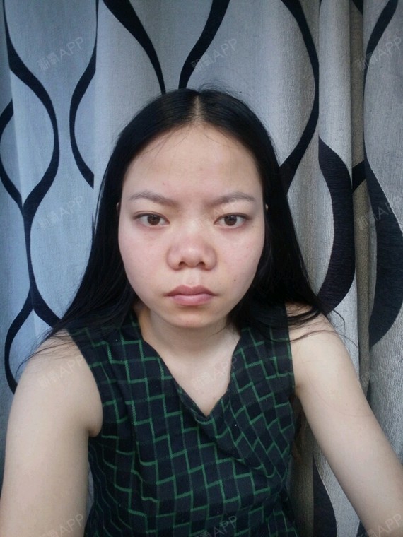 素颜的我,鼻子真的是丑得不能再丑了,谁救救我呀