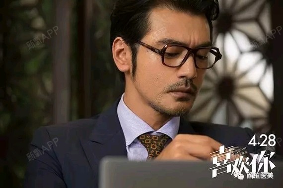 后来金城武去了日本发展,整容割了双眼皮,做了鼻部整形之后,忽然一步