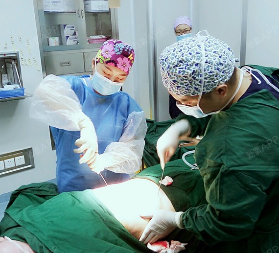 抽脂瘦的很明显,但是皮肤都是皱巴巴的,看着确实有点没胃口,下次在