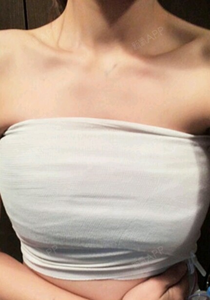 但是确实能看到隆起的胸部.