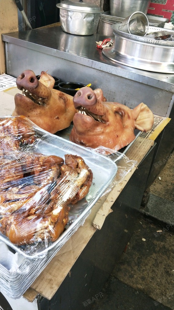 买了包包化妆品,沿途路过韩国菜市场,话说这个猪头做啥子用?