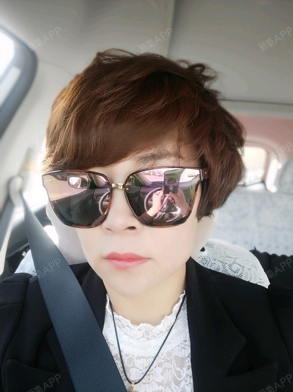 下巴垫起一点脸部线条就不一样啦