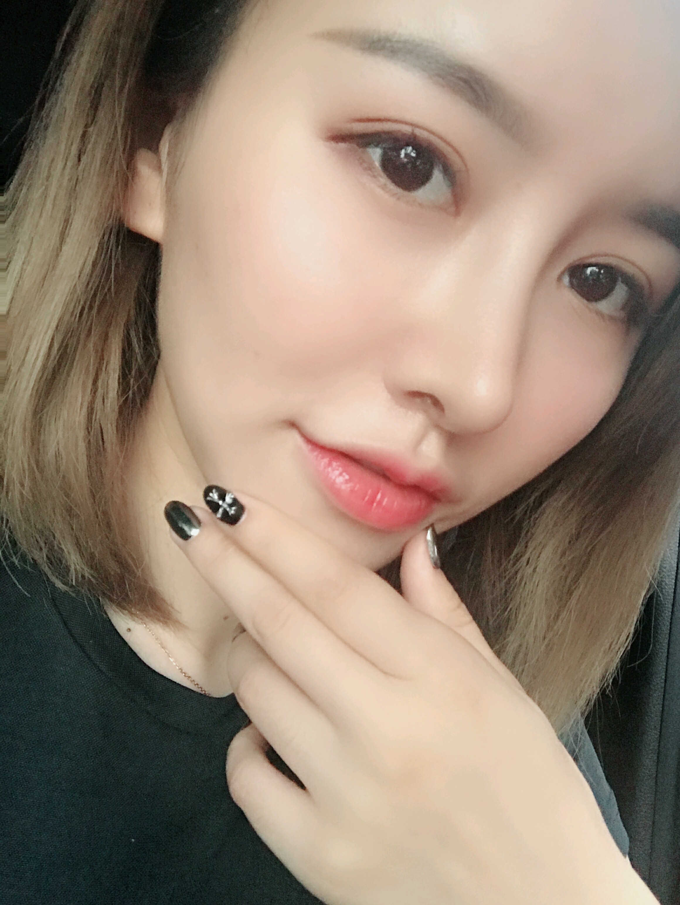 显得性感而温暖; 下唇略厚于上唇,上下唇有明显的m形; 嘴角微微上扬