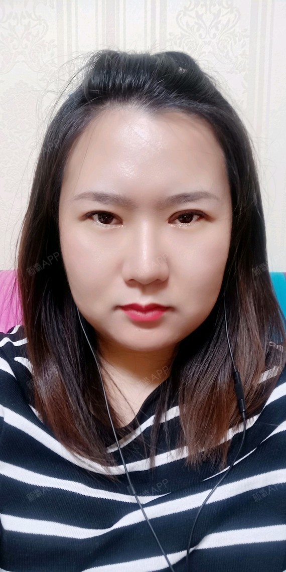 右眼大的明显,右眼角是不是叫内呲赘肉