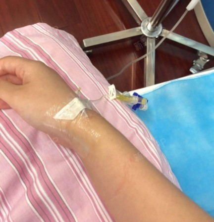 做完脂肪隆胸手术了,在医院住院输液了三天.