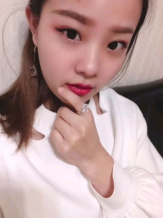 皮肤看起来很好,水嫩,光滑,哈哈~不知道的人还以为是刚贴完面膜,xixi