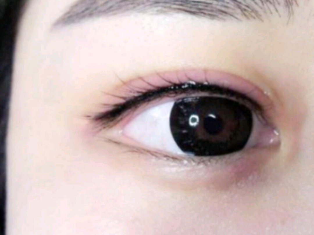 不少mm做了美瞳线以后,相比自己以前画的眼线,感觉不是很明显,很多人