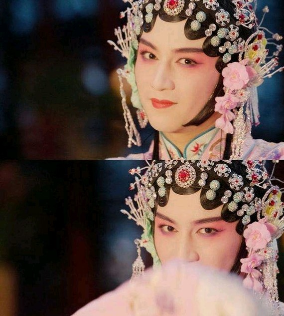 俊美异常的雕塑般的容颜,剑眉星目,气宇轩昂怎么形容他都不过分.