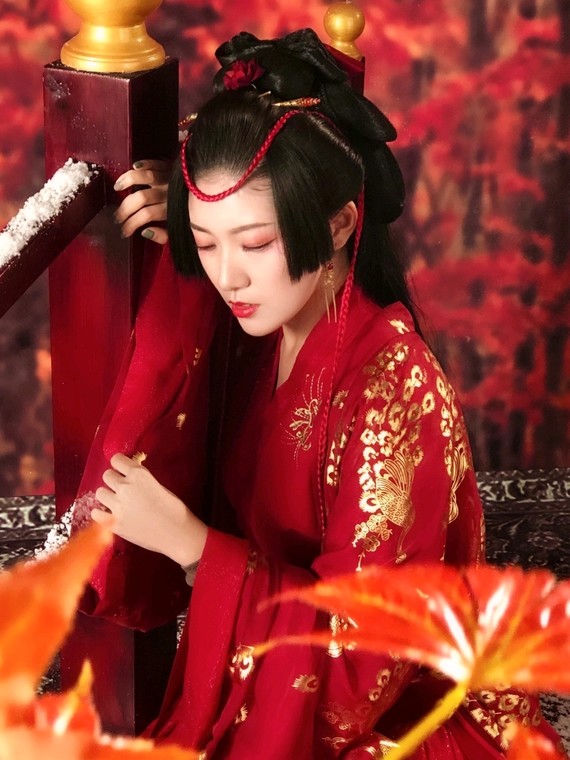 入了花西子古风化妆品 配合出了一组古风妆~   眼妆:牡丹流霞珍珠眼影