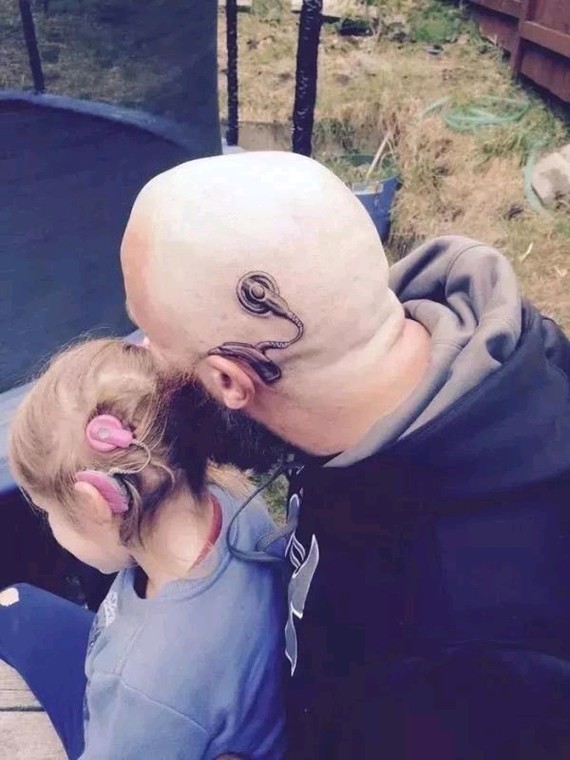 纹身男抱孩子的照片图片