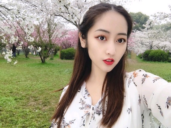 由于长期习惯性熬夜+遗传因素,二十出头的我就