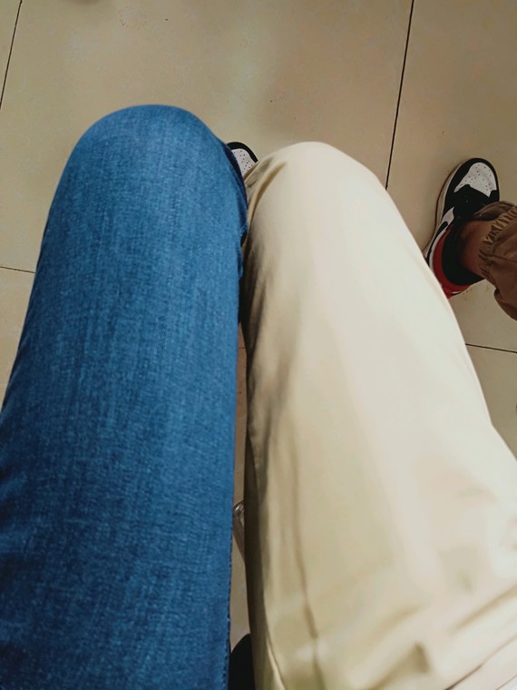 有人说当今社会,男生的腿纤长貌美,女生的腿是坚实的壁垒