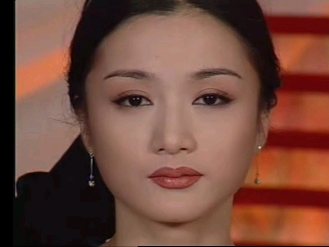 这里仅针对毛老师最深入人心的,"雾化"感东方媚眼妆.如图一.