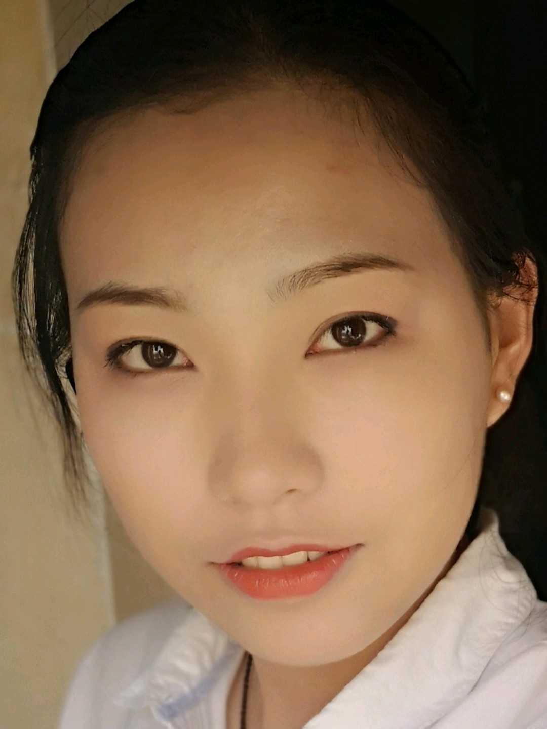 这里仅针对毛老师最深入人心的,"雾化"感东方媚眼妆.如图一.