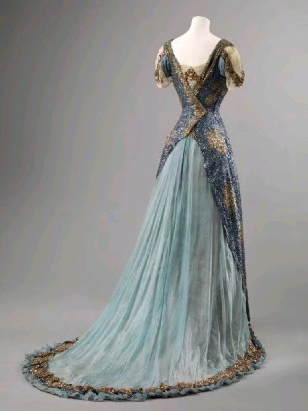 今日分享拖尾的衣服