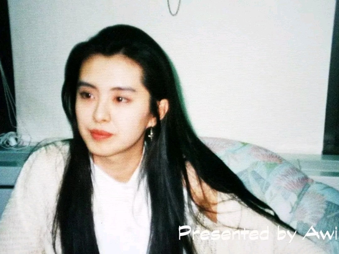 我觉得就是这种整体崇尚年轻的氛围,带起来了少女感的风靡,女明星的