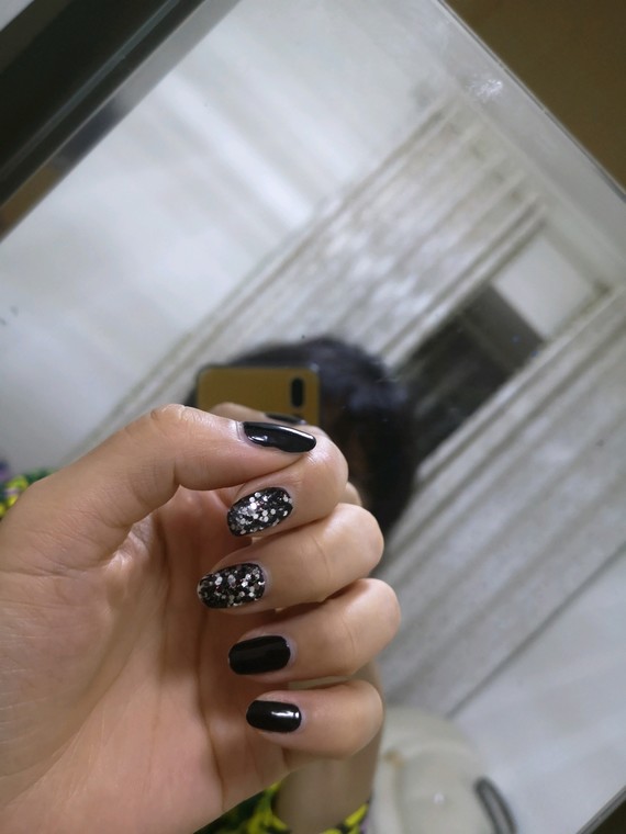 今日份对镜自拍,拍的是手哈哈哈哈～@氧气福利社