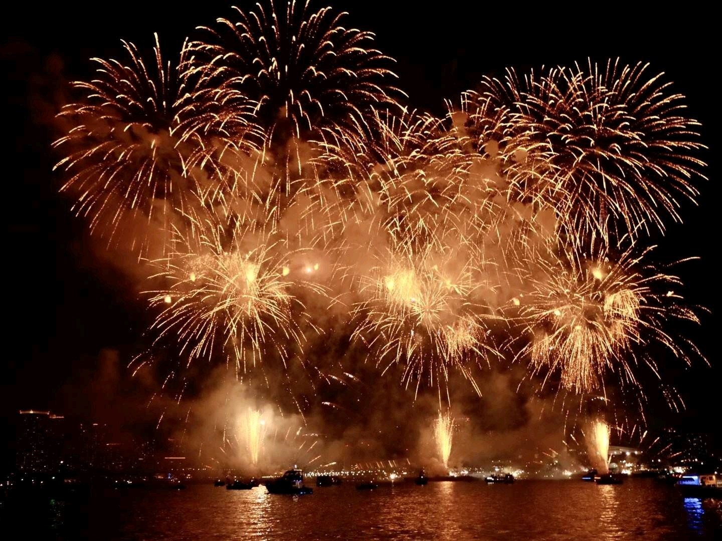 东京海港诊所窗外的烟花大会