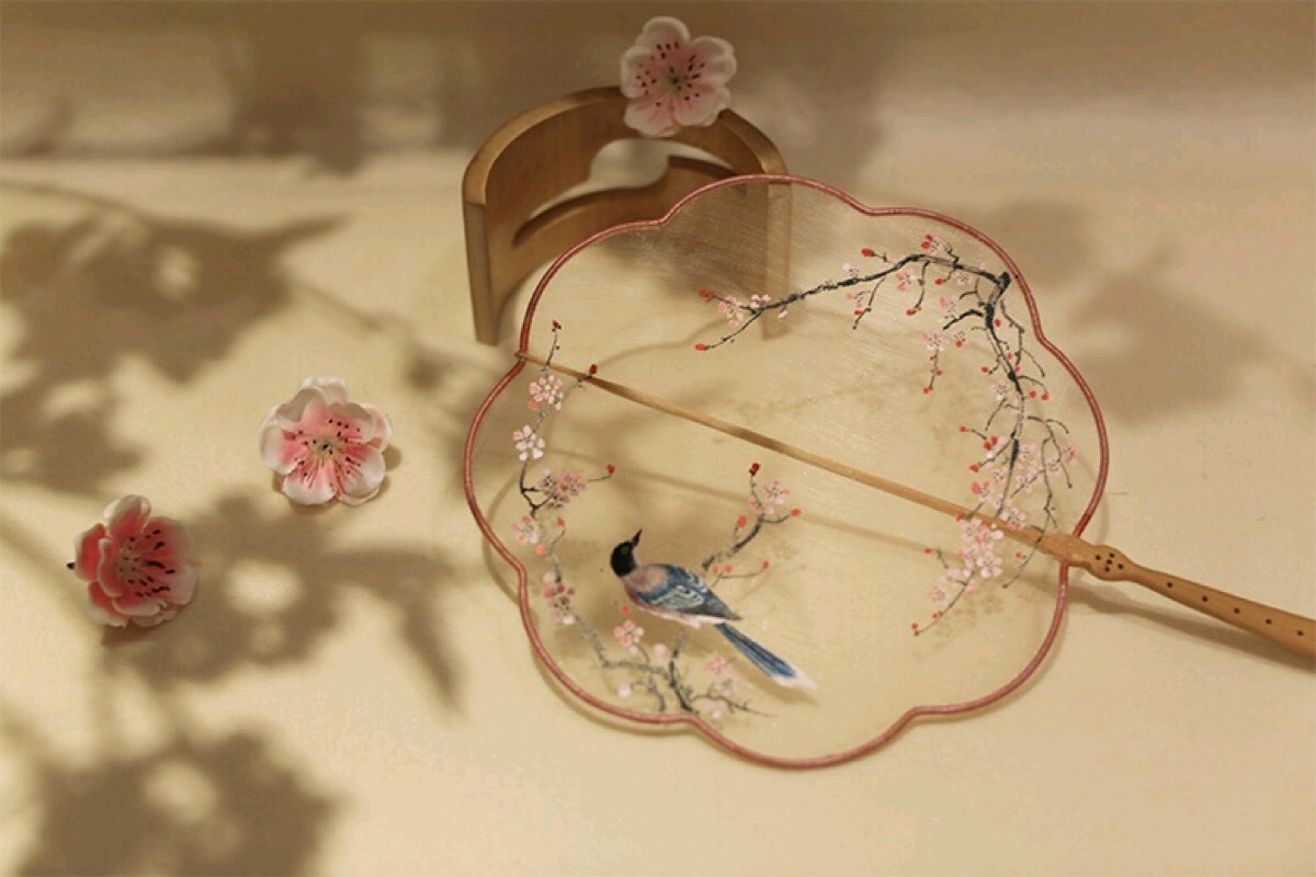 新裂齐纨素皎洁如霜雪