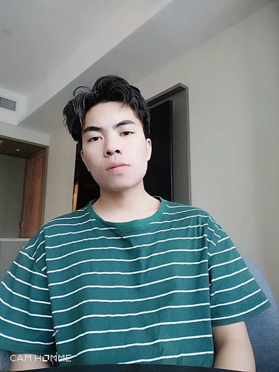 轮廓会有一点深度,五官结构也比较清晰,很容易出大帅哥,气质平和沉静