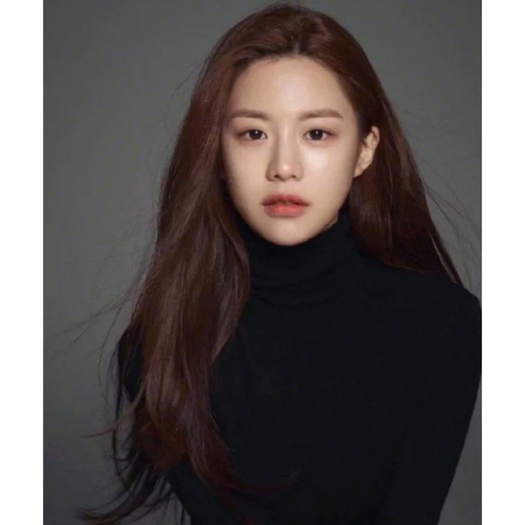 韩国模特高允真被誉为最新整形模版 不过分饱满的面部_圈子-新氧美容