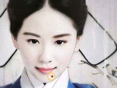 俗语说"地库有黑痣,富裕几辈子",下巴处的地库是面相上藏金纳银的地方