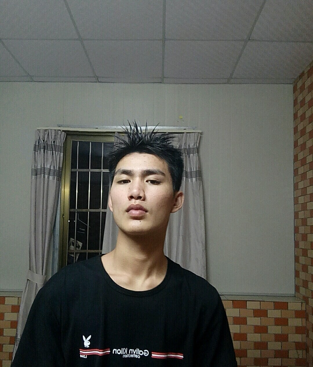 图片为微博网图这小哥素颜分不清他是好看还不好看