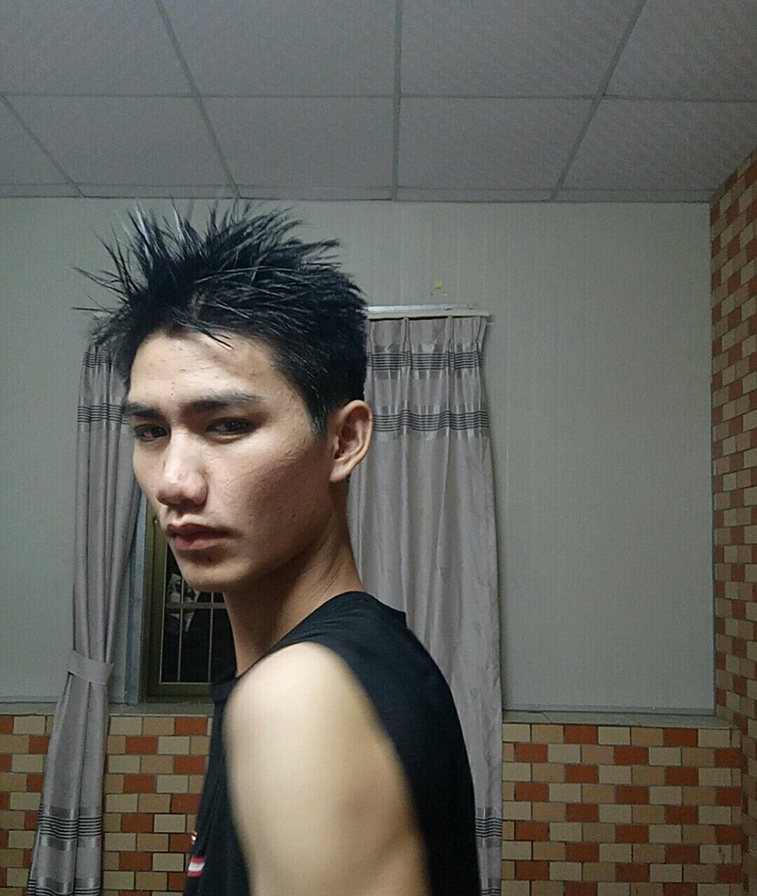 图片为微博网图这小哥素颜分不清他是好看还不好看