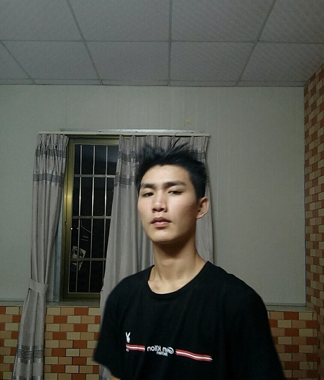 图片为微博网图这小哥素颜分不清他是好看还不好看