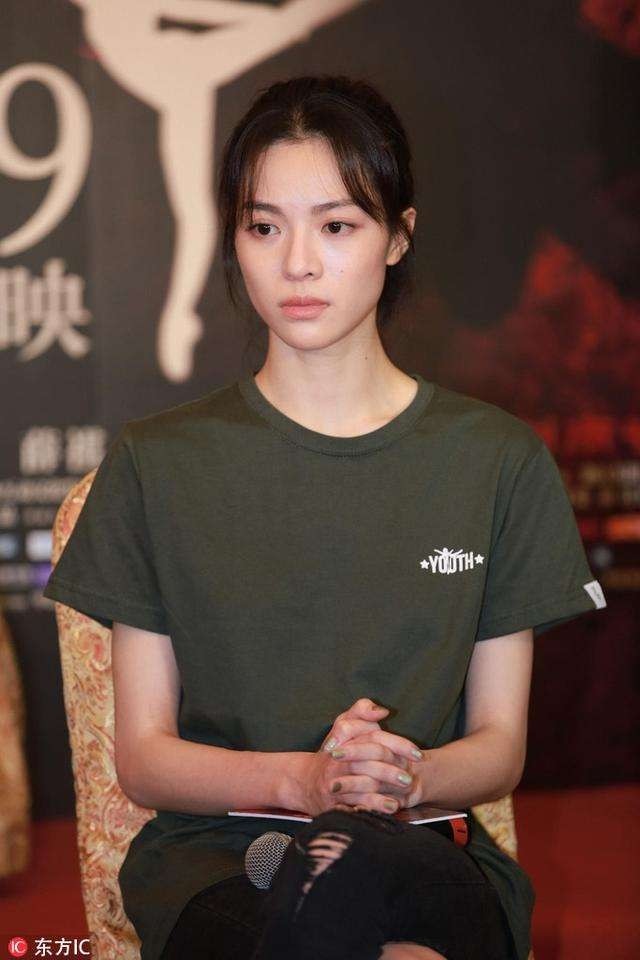 钟楚曦是如今华谊力捧的女星,从电影芳华中展露头角,一路拿下了各种
