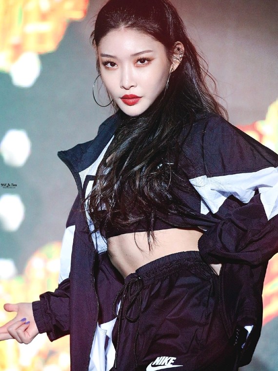 对比金请夏,她脖子不长.