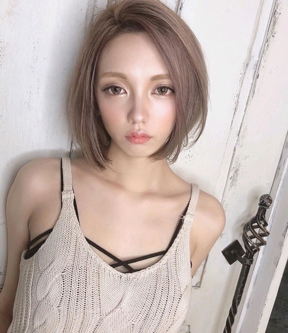 丰胸霜大多号称含有天然植物提取物,维生素 e,但这些不能刺激胸部腺体