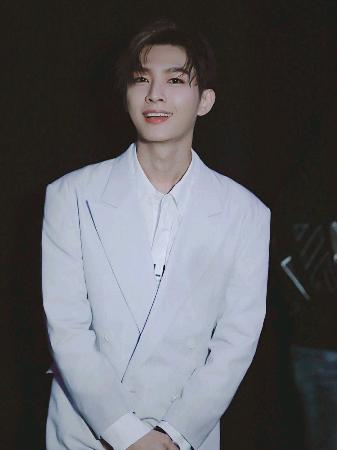 炎亚纶呀,小烟熏眼线非常好看,不过据说他是自带眼线哦,睫毛浓密,羡慕