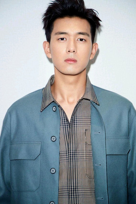 929292和女生不一样的是,男生若是单眼皮或者内双的狭长眼,反而