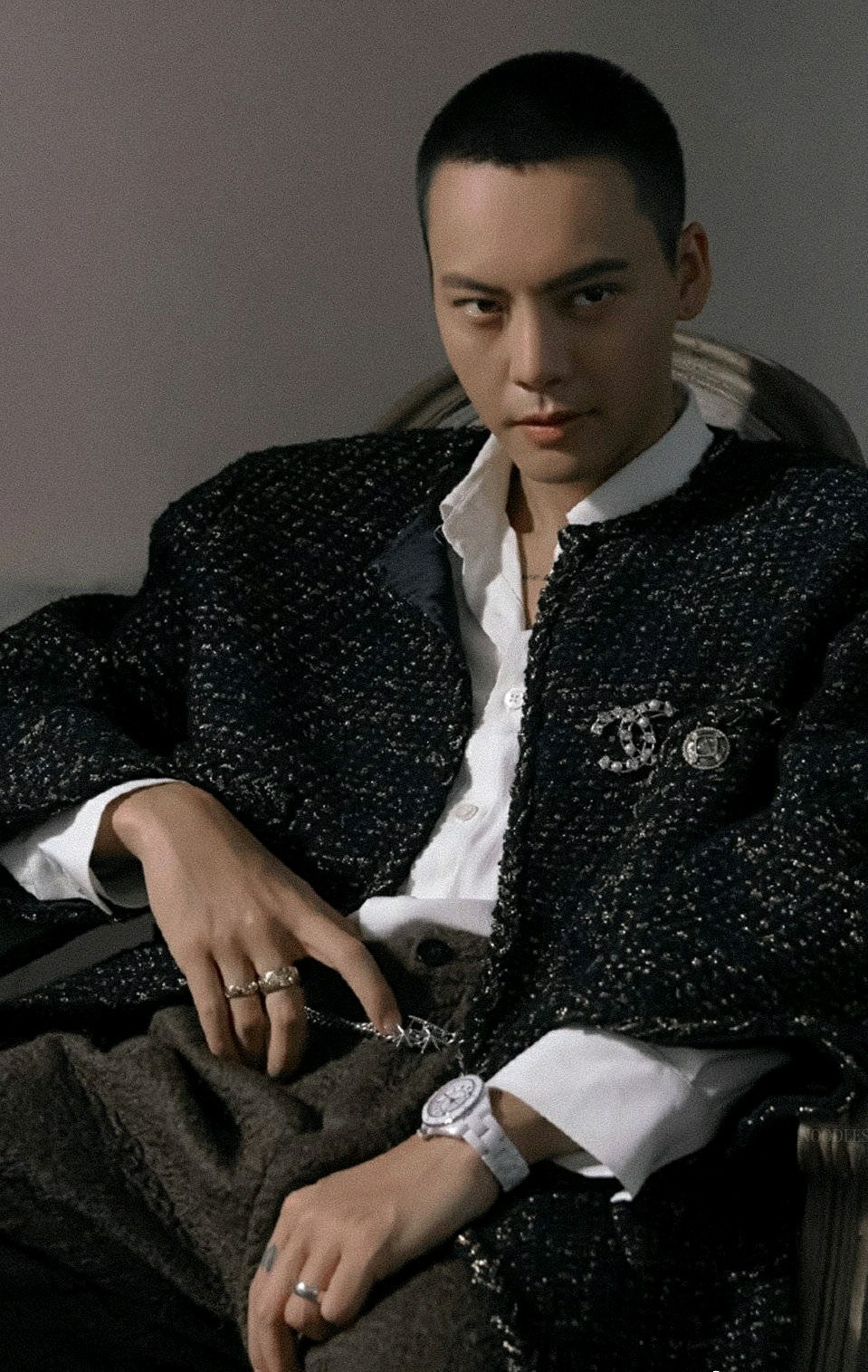 陈伟霆戴chanel j12腕表拍杂志也太帅啦!