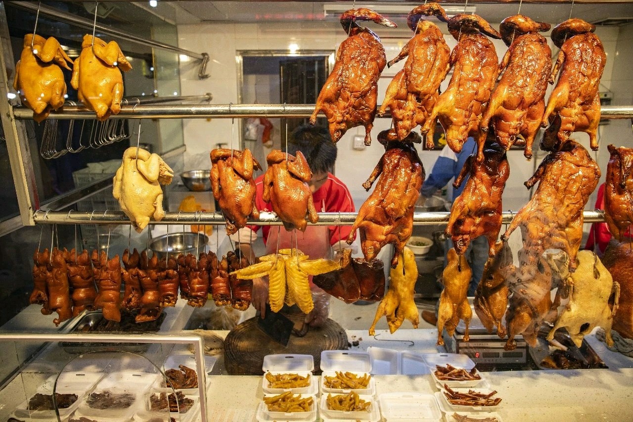 广式烧腊店里的白切鸡烧鸡和烧鹅